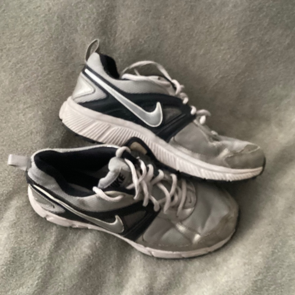 Nike Big Boy Gray Sneakers Size 3.5  Silver Grey Black White 3.5Y